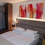 Paris 4*