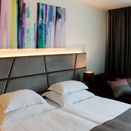 Paris 4*